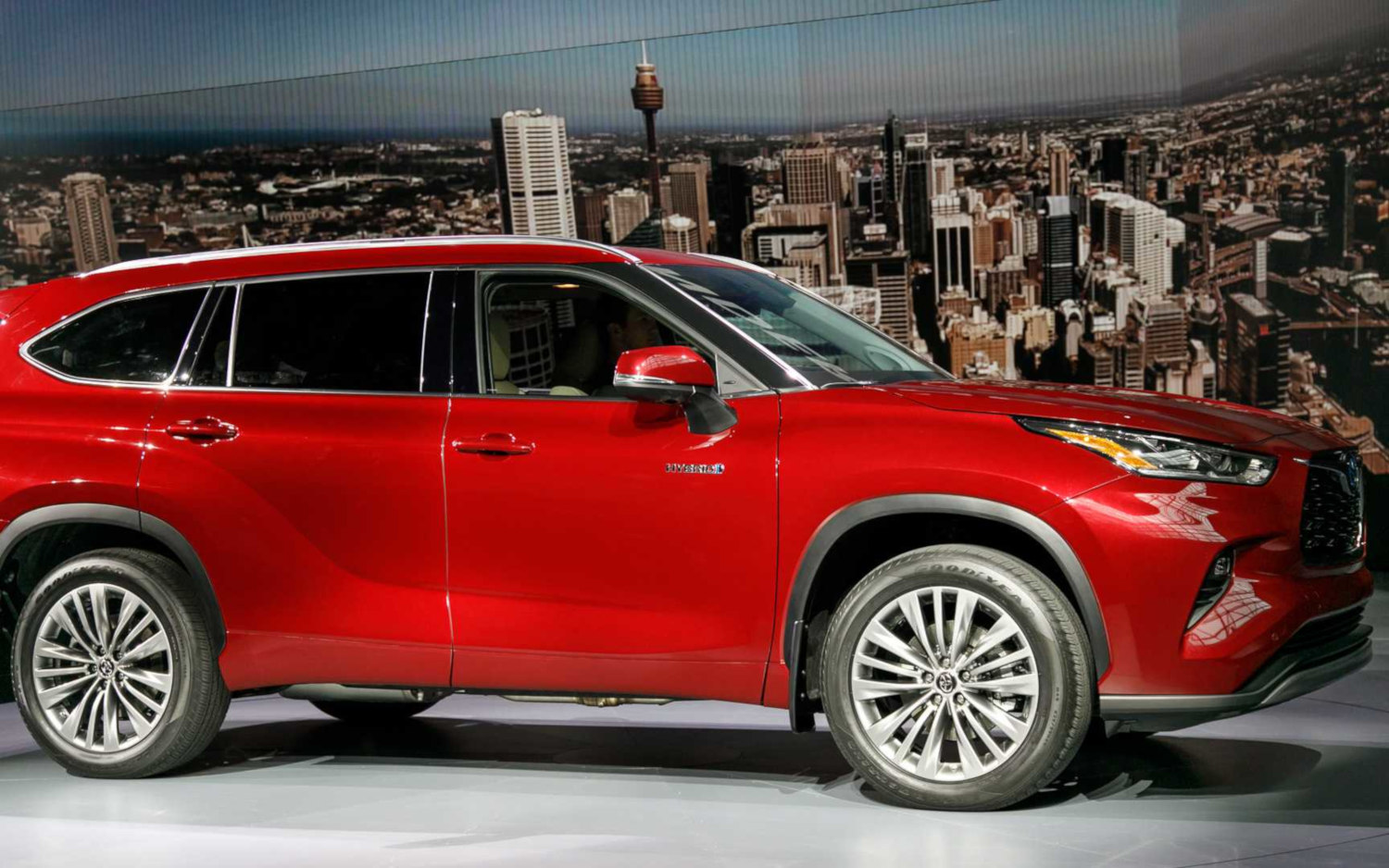 Comparison - Lexus RX 350L Luxury 2019 - vs - Toyota Highlander